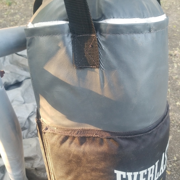 Everlast 100 pound punching bag with stand - Picture 3 of 5
